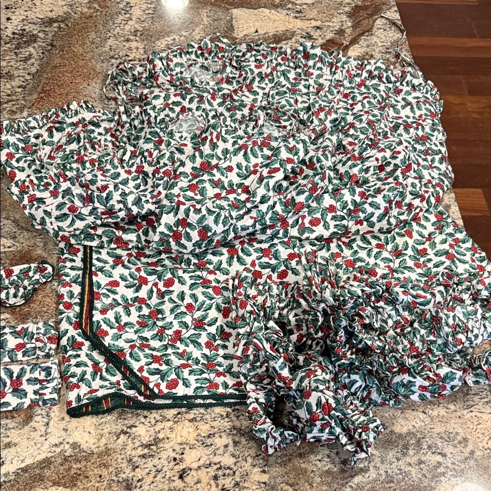 Longaberger Placemats and Basket Liners in “Traditional Holly Berry”.